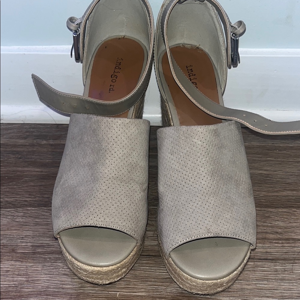 Indigo Road Women's Gray Wedge Sandals